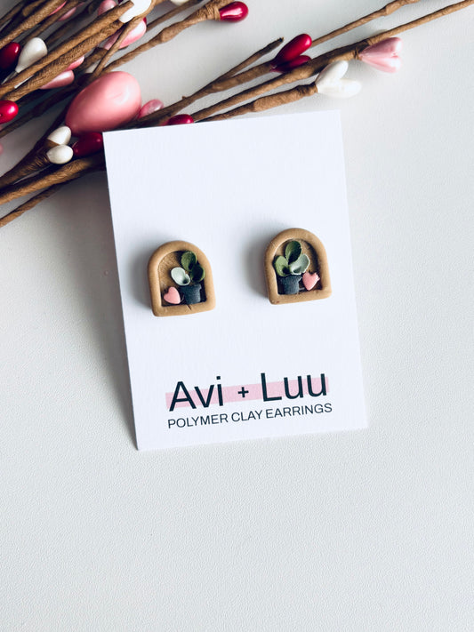 Arch Bookcase W/Heart